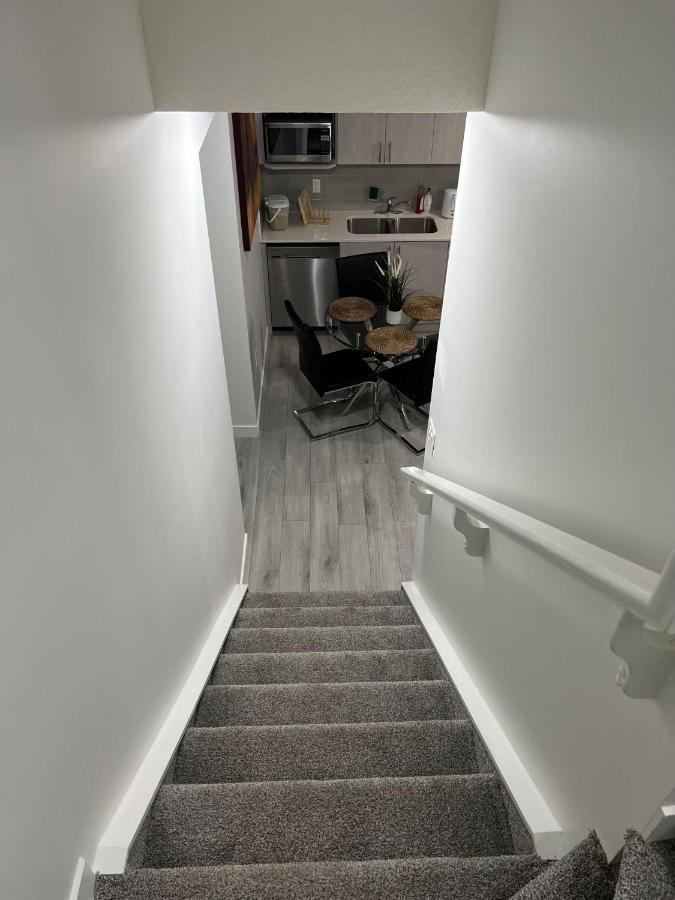 Beautiful 2 Bedroom Home Away From Home Calgary Exterior photo
